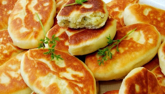 Пирожки с картошкой жареные на сковороде — 5 простых домашних рецептов