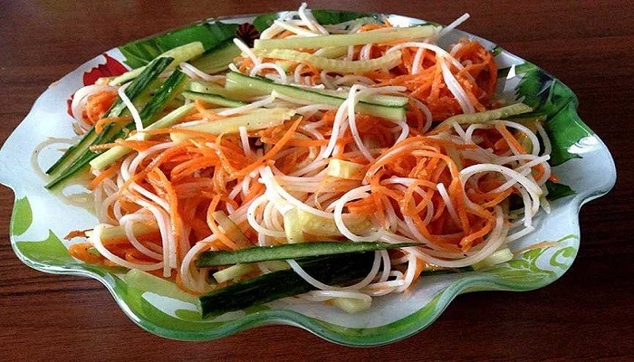 Салат из фунчозы с овощами