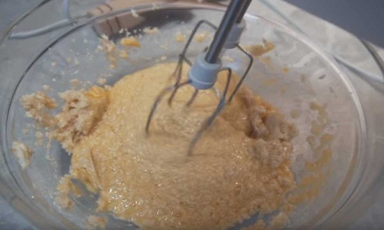 перемешать масло с сахарным песком