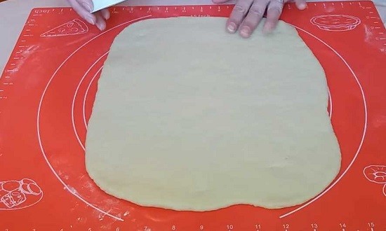 раскатать тесто в тонкий пласт