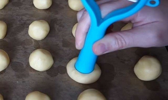 сделать ямочки в печеньях