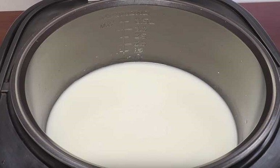 налить молоко в мультиварку
