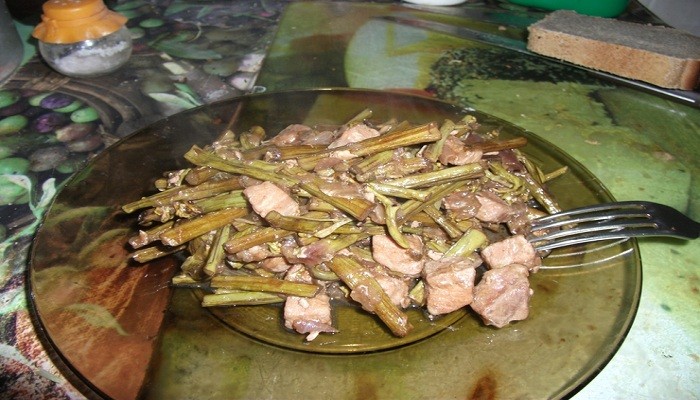 Салат из папоротника с мясом и грибами