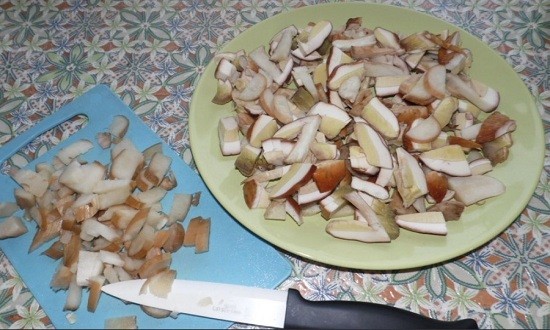 Нарезаем белые грибы
