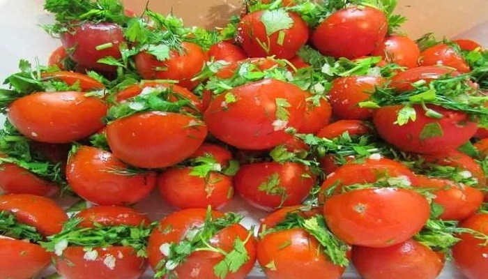 Малосольные помидоры с чесноком и укропом