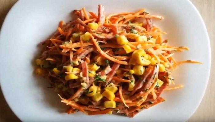 Быстрый салат с капустой, морковью и копченой колбасой