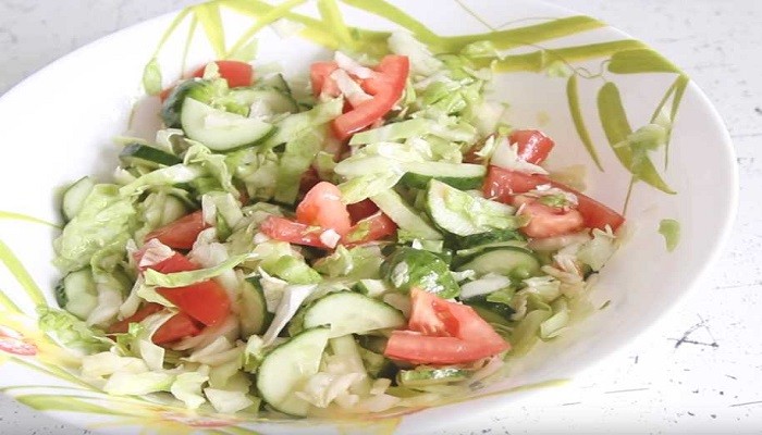 Легкий овощной салат с капустой, огурцами и помидорами