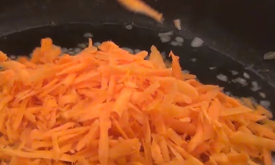 Пассируем морковь с луком
