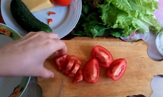 Режем томаты