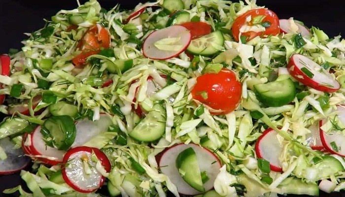 Легкий весенний салат с молодой капустой и огурцом без майонеза