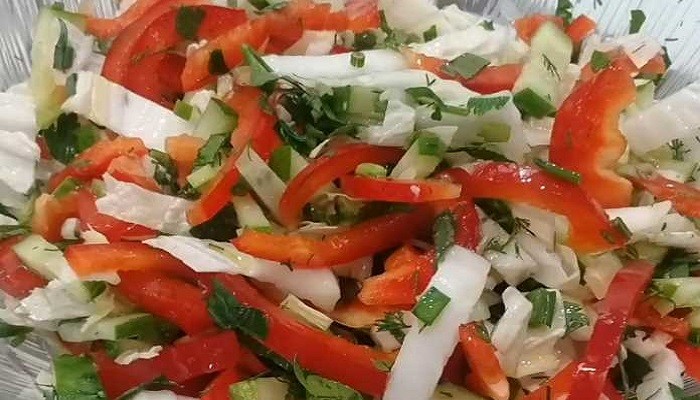 Фитнесс-салат из пекинской капусты с огурцами и болгарским перцем