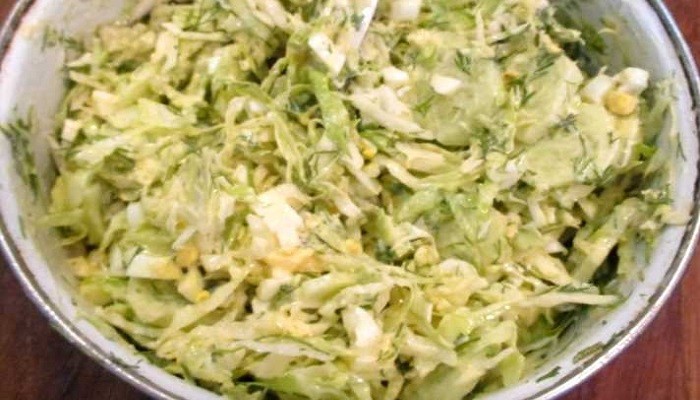 Как приготовить салат из капусты с огурцами и яйцом