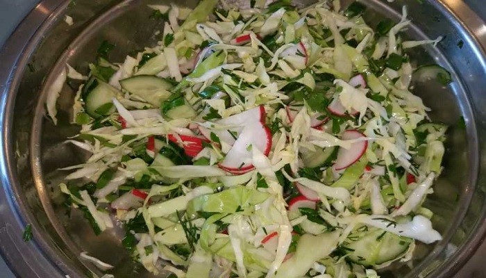 Простой и вкусный рецепт салата из капусты с редисом