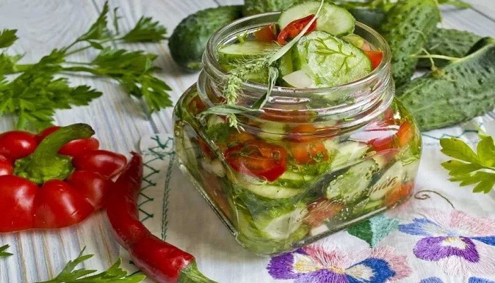 Вкусные рецепты салатов из огурцов на зиму