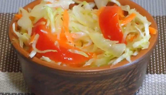 Маринованный салат из капусты с морковью и болгарским перцем
