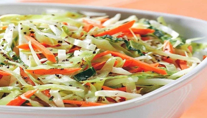 Весенний салат из капусты и моркови
