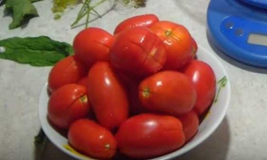 надрезать помидоры