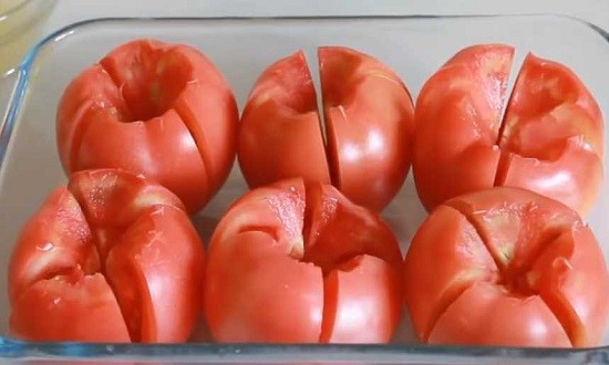 надрезать помидоры 