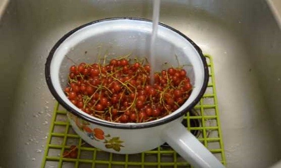 промыть ягоды