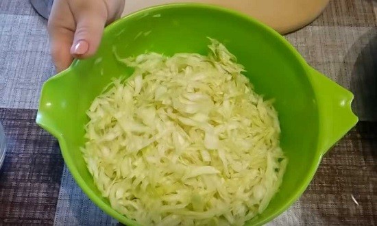 нарезать капусту
