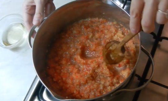Измельчённые овощи ставим на плиту
