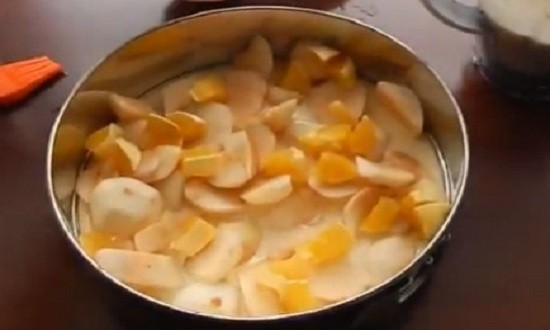 Выкладываем фрукты на тесто