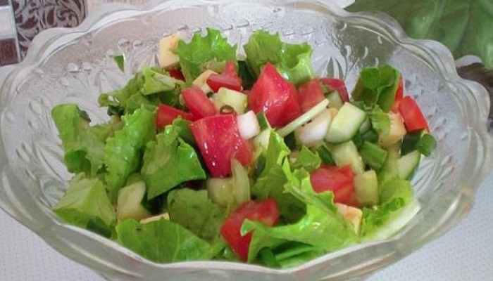 Овощной салат с сыром и зеленью