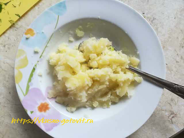 размятая картошка в тарелке