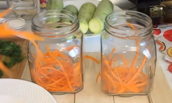 Выкладываем вбанки морковь