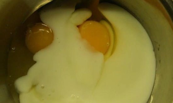 Яйца взбиваем с кефиром