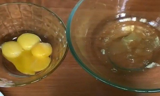 Разбиваем яйца для теста