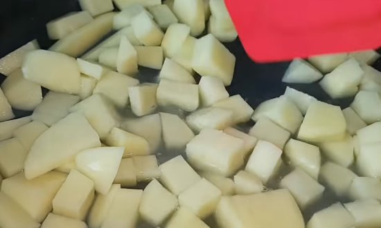 Тушим картофель