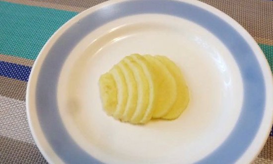 Разрезаем яблоко на дольки