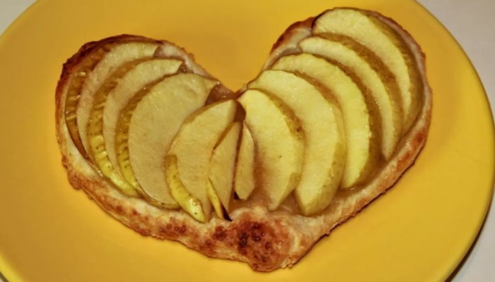 Слоёные сердечки с яблоками и творожным кремом
