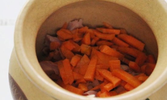 Выкладываем морковь 