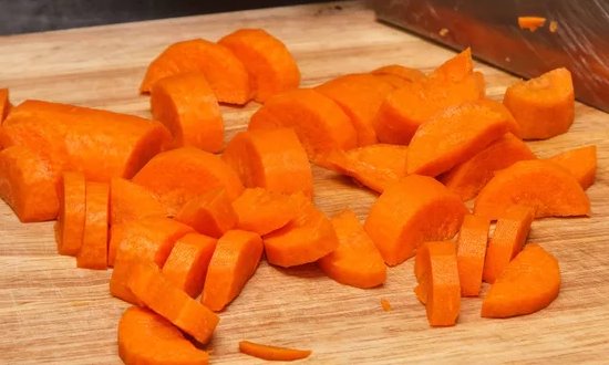 Рубим морковь