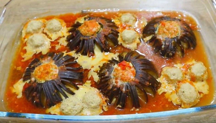 Баклажаны, фаршированные мясом в томатной соке, запеченные в духовке