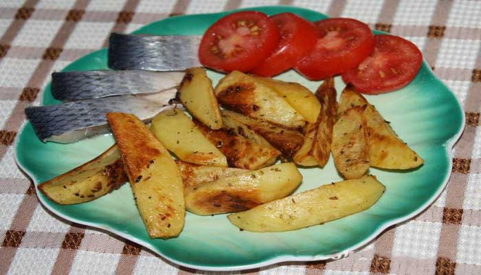 Картофель по деревенски - гарнир к рыбе из духовки