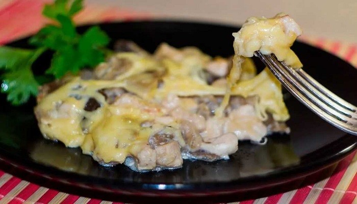 Жюльен на сковороде с курицей и грибами со сливками