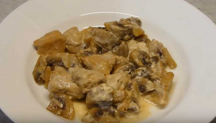 Жюльен на сковороде с курицей и грибами со сметаной