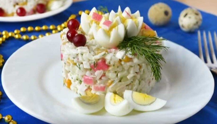 Салат с крабовыми палочками и рисом классический