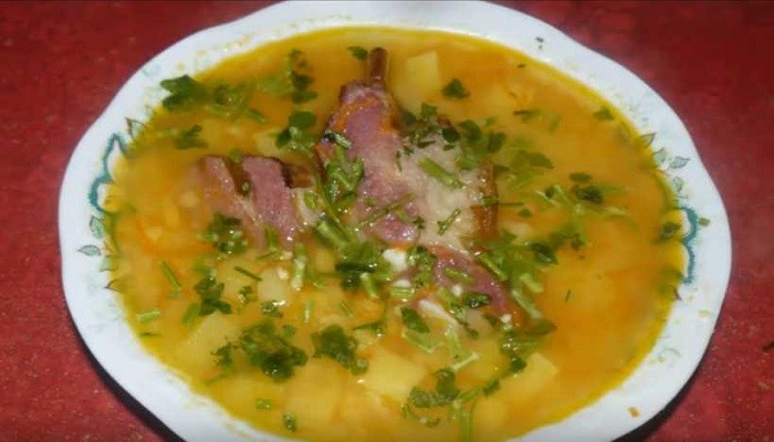 Ароматный гороховый суп с копчеными ребрышками – Простой рецепт