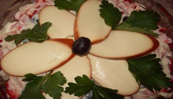 Слоёный салат с кальмарами, сыром и маслинами