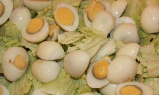 Выкладываем салат, сверху яйца