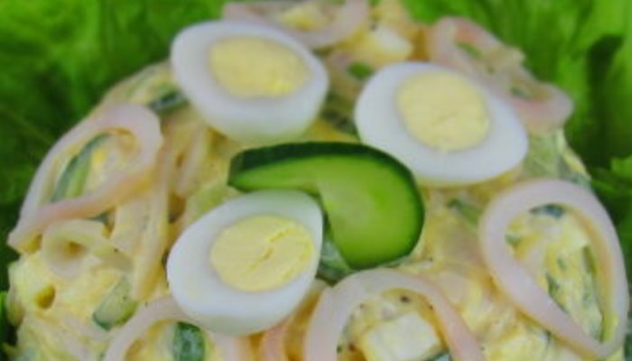 Салат с кальмарами, огурцом и яйцом