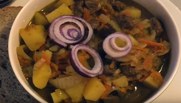 готовое мясо с овощами в горшке