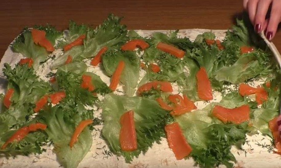кладем рыбу на салат