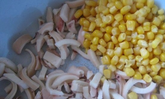 В миску отправляем кальмар и кукурузу