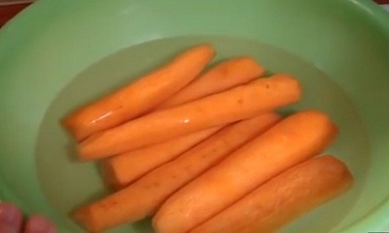 Очищаем морковку