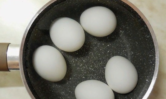 Варим яйца